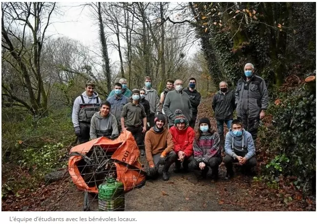 Des étudiants travaillent sur la vallée de Kerbiler à Elven en partenariat avec le Parc naturel régional