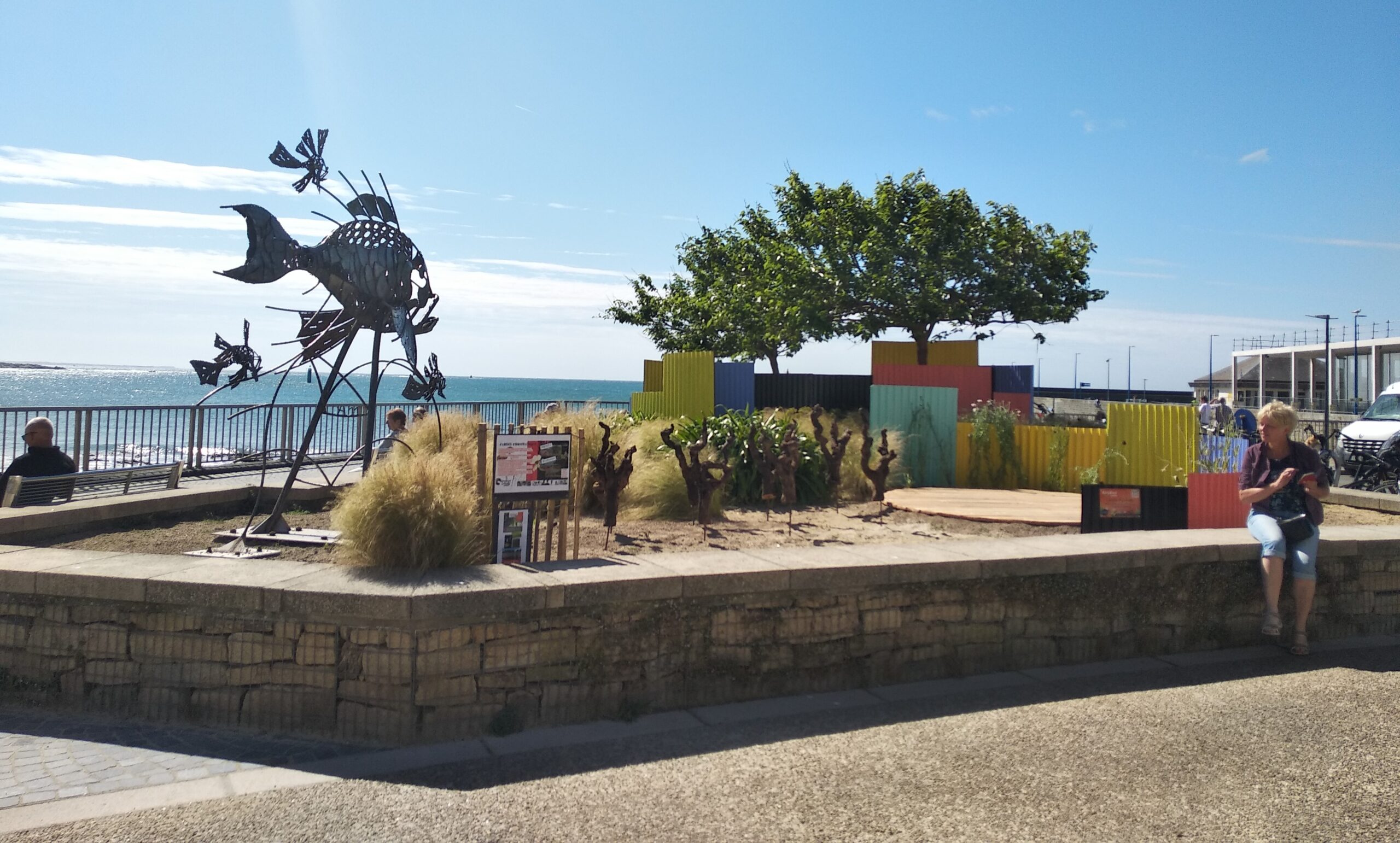 Un jardin éphémère  chromatique réalisé par les BTS AP2 à Quiberon